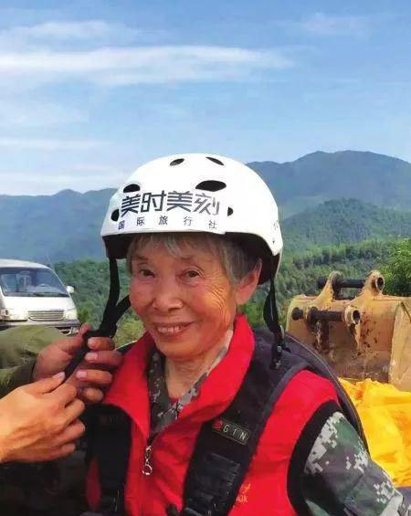 中国首位女伞兵捐千万积蓄 China's first female paratrooper donates ￥10 million to hometown
