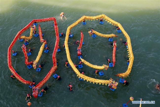 Performers stage an aquatic dragon dance(舞龙) on the Liujiang River in Liuzhou, south China's Guangxi Zhuang Autonomous Region, Oct. 2, 2018. (Xinhua/Long Tao)