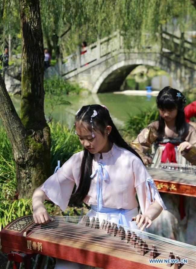 Girls learn(学) Guzheng(古筝), a traditional Chinese musical instrument(传统乐器), during a public course in Wujlingyuan District of Zhangjiajie, central China's Hunan Province, Oct. 4, 2018. (Xinhua/Wu Yongbing)