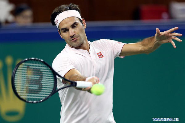Switzerland's Roger Federer hits a return during the men's singles second round match against Russia's Daniil Medvedev at the Shanghai Masters tennis tournament on October 10, 2018. [Photo: Xinhua/Fan Jun]