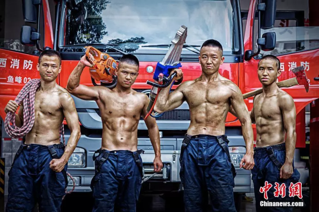 Four fire-fighting soldiers working with their equipment. [Photo: Chinanews.com]