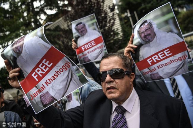 Protestors hold pictures of missing journalist Jamal Khashoggi during a demonstration in front of the Saudi Arabian consulate on October 8, 2018 in Istanbul.  [VCG]