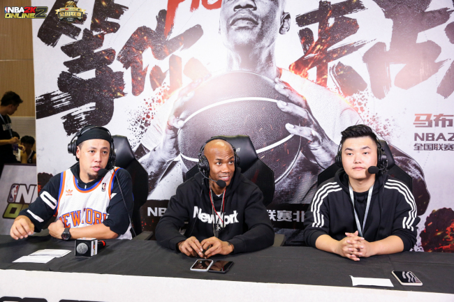 Stephon Marbury works as an e-sports commentator during a weekend event in Beijing, October 14, 2018. [Photo: China Plus/Bai Kuang]