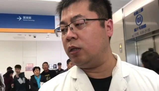 Zhang Dachun, a doctor with the Beijing Emergency Medical Center. Zhang accompanied the teenage patient from Hohhot to Beijing on Tuesday, October 16, 2018. [Photo: Xinhua]