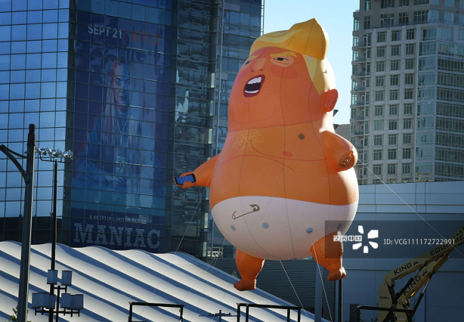 The 'Baby Trump' balloon flies over the Convention Center as it makes first West Coast appearance during the lead up to the 4th annual Politicon, in Los Angeles, California on October 19, 2018. [Photo: VCG]