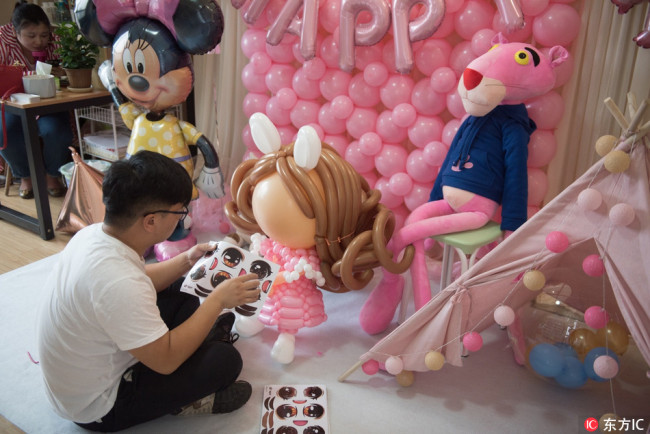 工作也是可以“吹”出来的 Balloon stylist becomes a popular profession in China
