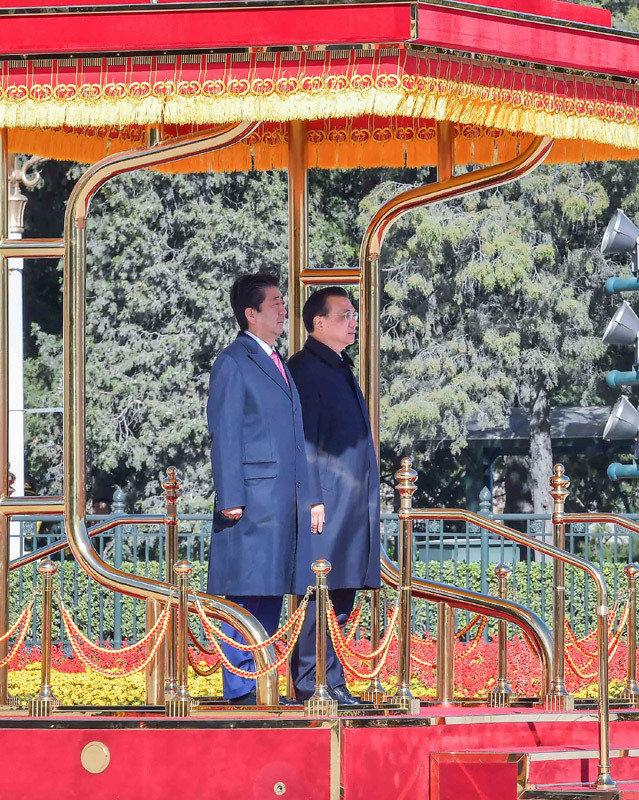 Premier Li Keqiang welcomes visiting Japanese Prime Minister Shinzo Abe at the Great Hall of the People in Beijing. [Photo: gov.cn]