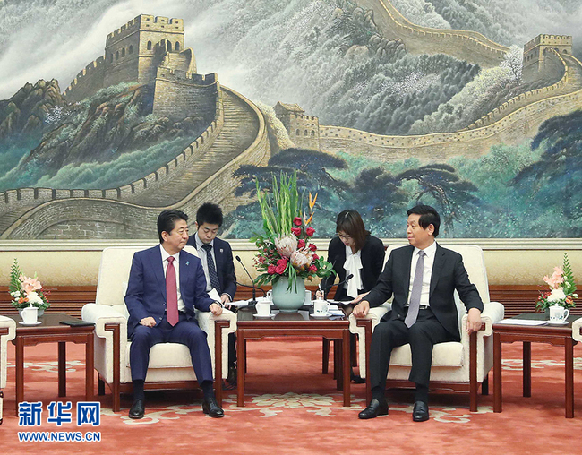 On October 26, Li Zhanshu, chairman of the Standing Committee of the National People's Congress, met with Japanese Prime Minister Shinzo Abe at the Great Hall of the People in Beijing.[Photo: Xinhua]