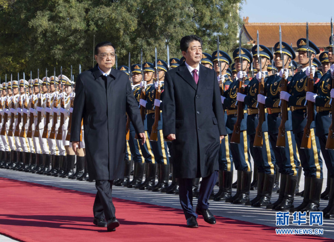Premier Li Keqiang（left） hosted a ceremony to welcome his Japanese counterpart Shinzo Abe at a plaza east to the Great Hall of the People, Beijing, October 26, 2018. [Photo:Xinhua]