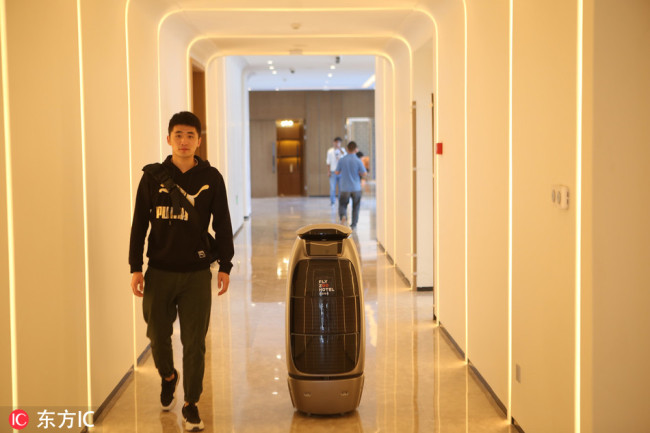 An intelligent robot serves at the Alibaba "future hotel' - Fly Zoo Hotel - owned by Chinese E-commerce giant Alibaba Group in Hangzhou city, east China's Zhejiang province, October 29, 2018. [Photo:IC]