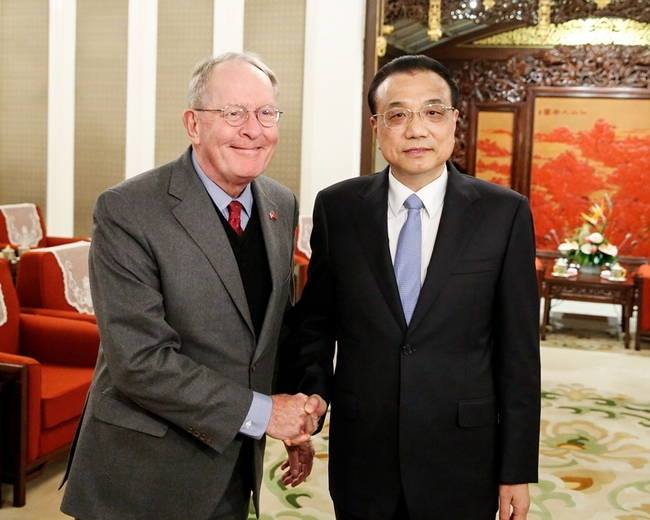 Chinese Premier Li Keqiang (R) meets with a seven-member delegation of U.S. senators and congressmen led by Senator Lamar Alexander in Beijing on Thursday, November 1, 2018. [Photo: gov.cn]