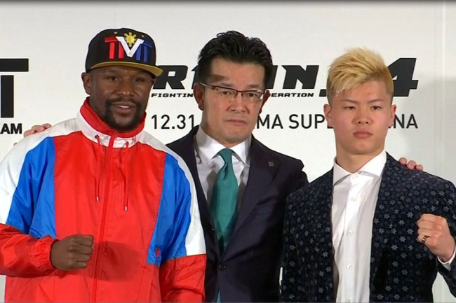 Floyd Mayweather Jr. (Left) poses with Japanese kickboxer Tenshin Nasukawa (Right) at a news conference on Nov 5, 2018 where he signed with mixed martial arts promotions company RIZIN Fighting Federation. [Photo: Reuters]