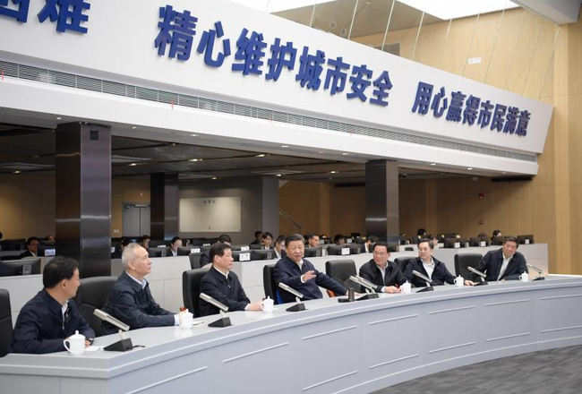 President Xi Jinping talks to officials in an operational management center in Pudong, Shanghai, November 6, 2018.  [Photo: CCTV]