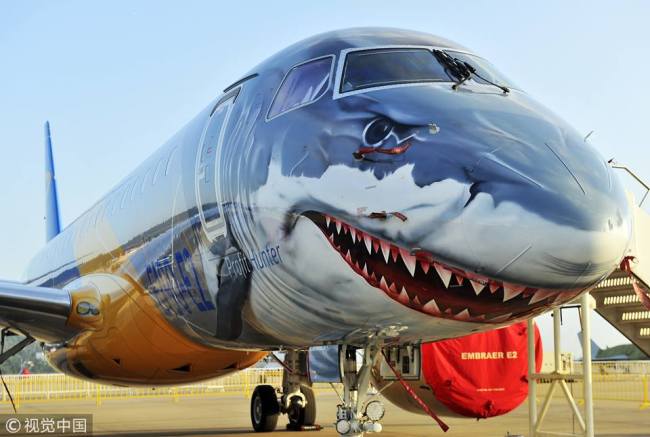 “鲨鱼”机亮相珠海航展 All aboard the shark plane!