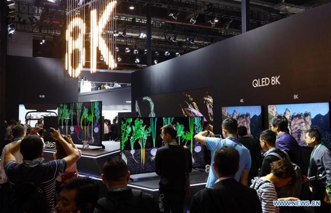 Visitors learn about the QLED 8K television of Samsung at the first China International Import Expo (CIIE) in Shanghai, east China, Nov. 6, 2018. The first CIIE is held from Nov. 5 to 10 in Shanghai. [Photo: Xinhua/Liu Dawei]