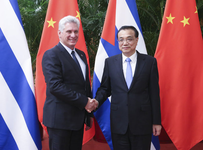 Chinese Premier Li Keqiang (R) meets with visiting Cuban President Miguel Diaz-Canel at the Great Hall of the People in Beijing, capital of China, Nov. 8, 2018. [Photo: gov.cn]