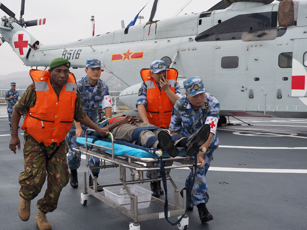 Medical team members from China and Papua New Guinea transport a patient on the deck of Chinese Navy hospital ship Ark Peace in Port Moresby, July 17, 2018. [Photo: thepaper.cn]