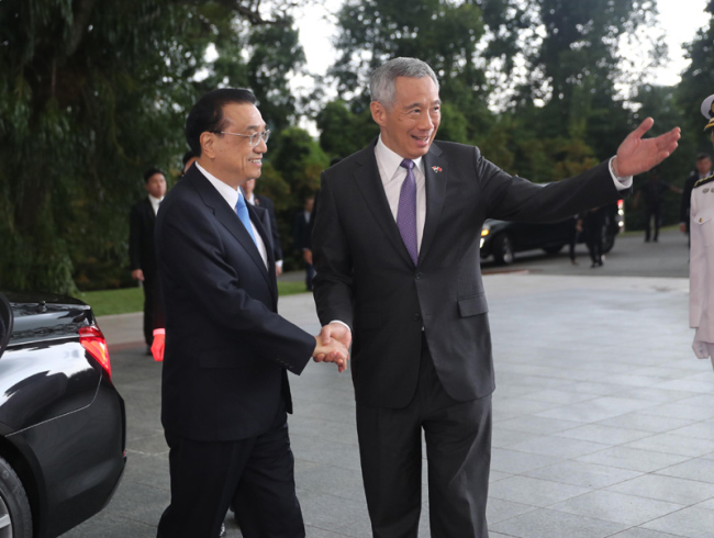 Chinese Premier Li Keqiang meets Singaporean Prime Minister Lee Hsien Loong in Singapore on November 12, 2018. [Photo: Gov.cn]