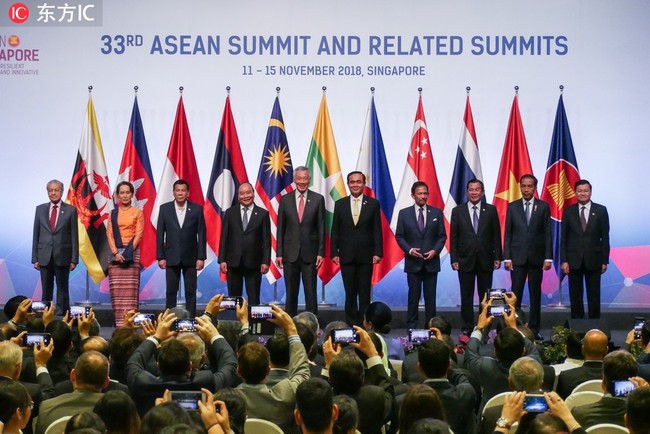 Leaders from Association of Southeast Asian Nations (ASEAN) countries pose for a group photo during the 33rd ASEAN Summit Opening Ceremony in Singapore on November 13, 2018. [Photo: IC]