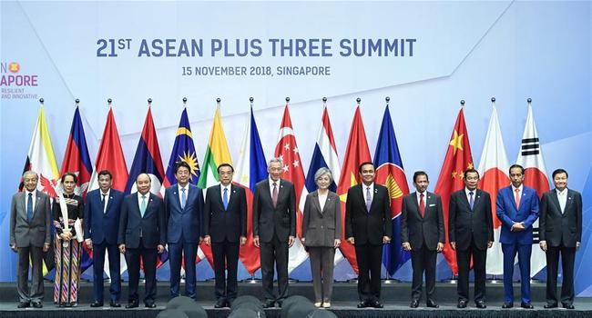 Chinese Premier Li Keqiang poses for a group photo with leaders attending the 21st ASEAN-China, Japan and South Korea (10+3) leaders' meeting in Singapore, on Nov. 15, 2018. [Photo: Xinhua]