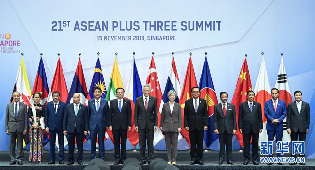 Chinese Premier Li Keqiang poses for a group photo with leaders attending the 21st ASEAN Plus Three Summit in Singapore, on Nov. 15, 2018. [Photo:Xinhua]