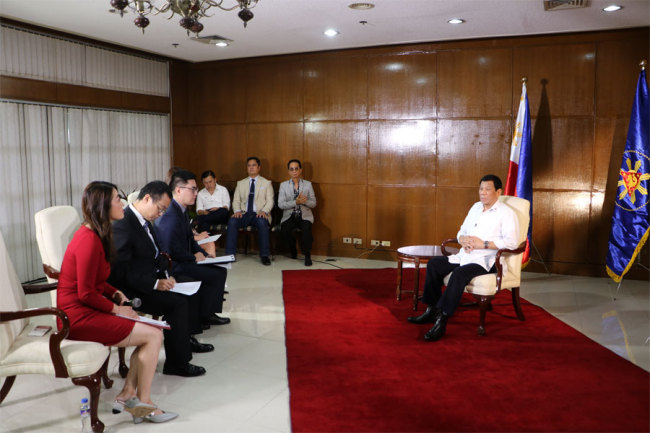 President Rodrigo Duterte (right) is interviewed by Chinese media in Manila, Philippines. [Photo: China Plus]