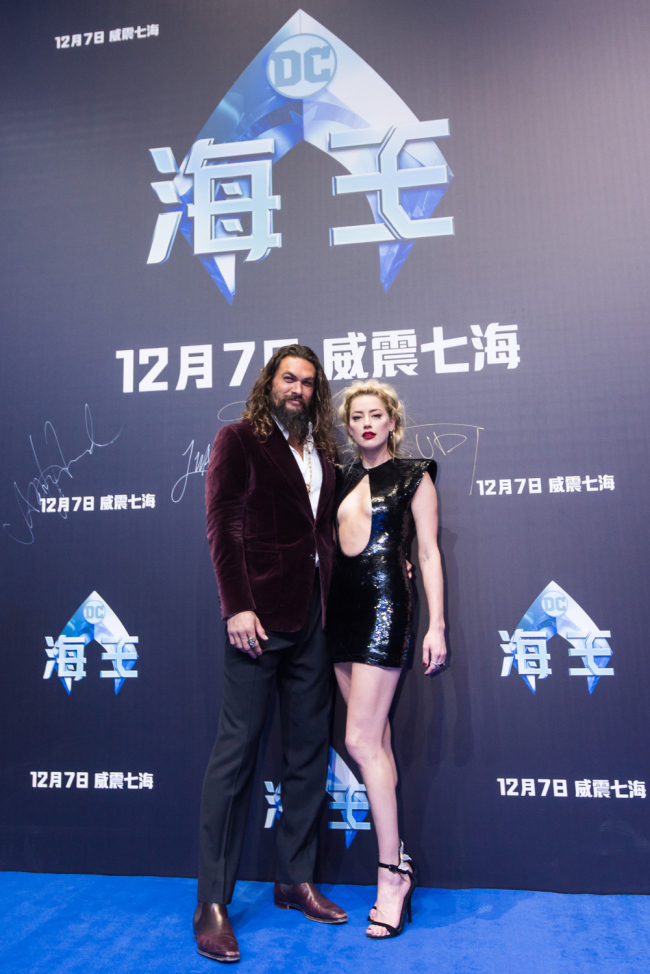 'Aquaman' stars Jason Momoa (left) and Amber Heard (right) pose for a picture at the premiere of the movie in Beijing on November 18, 2018. [Photo provided to China Plus]