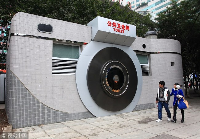 A toilet is built in the form of a camera(相机 xiàngjī) on the street of Chongqing.[Photo: VCG]