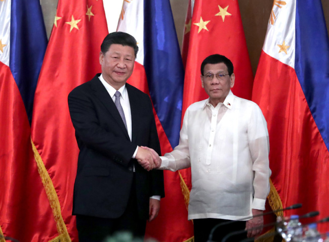 Chinese President Xi Jinping (L) meets with his Philippine counterpart Rodrigo Duterte in Manila on Tuesday, November 20, 2018. [Photo: Xinhua]