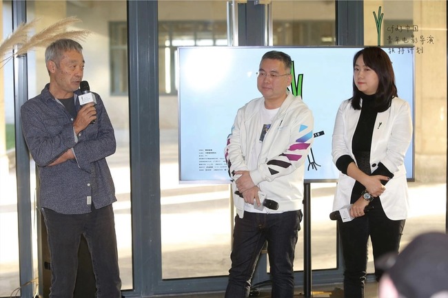 Veteran director Tian Zhuangzhuang (left) and young film director Bai Xue (right) attend an occasion marking the "Young Shoots" program's fourth year in Beijing on November 21, 2018.[Photo provided to China Plus]