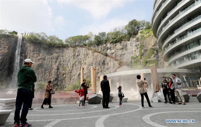People visit(参观 cānguān) the Intercontinental Shanghai Wonderland, also known as Shimao Quarry Hotel, in Songjiang District of Shanghai, east China, Nov. 13, 2018. (Xinhua/Fang Zhe)