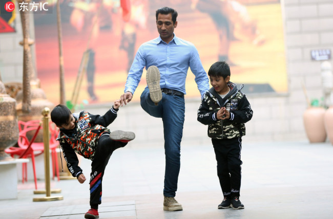 Dev Raturi plays with his two sons in Xi'an, capital of China's Shaanxi Province, November 24, 2018. [Photo: IC]