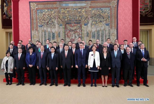 Chinese President Xi Jinping (6th L Front) and Spanish Prime Minister Pedro Sanchez (6th R Front) meets with representatives from the China-Spain Business Advisory Council in Madrid, Spain, Nov. 28, 2018. [Photo: Xinhua/Liu Weibing]