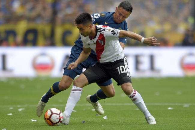Leonardo Jara of Argentina's Boca Juniors fights for the ball with Gonzalo Martinez of Argentina's River Plate during the first leg soccer match of the Copa Libertadores final in Buenos Aires, Argentina, Sunday, Nov. 11, 2018. [Photo: AP]