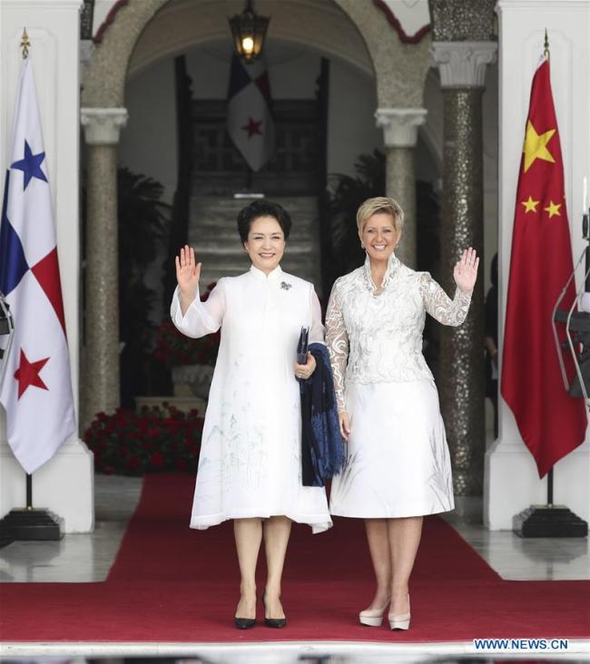 Peng Liyuan (L), wife of Chinese President Xi Jinping, and World Health Organization goodwill ambassador for tuberculosis and HIV/AIDS and UNESCO special envoy for the advancement of girls' and women's education, meets with Panamanian First Lady Lorena Castillo Garcia, a special ambassador for UNAIDS in Latin America, in Panama City, Panama, Dec. 3, 2018. [Photo: Xinhua/Ding Haitao]