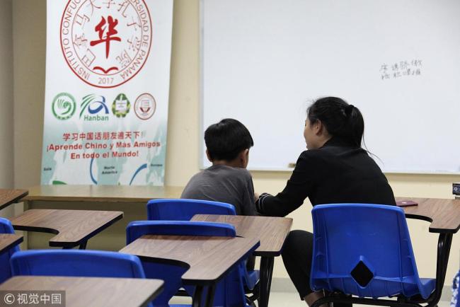 A student receives instructions at the Confucius Institute at the University of Panama on November 22, 2017. [Photo: IC]