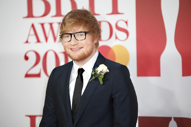 Singer Ed Sheeran poses for photographers upon arrival at the Brit Awards 2018 on February 21, 2018 in London. [Photo：AP]