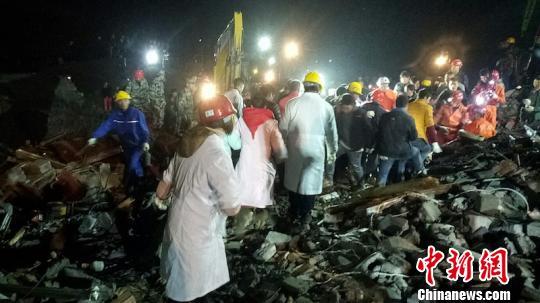 Search and rescue work is underway in Fenshui township in Xuyong county, southwest China's Sichuan Province, after a landslide December 9, 2018. [Photo: Chinanews.com]