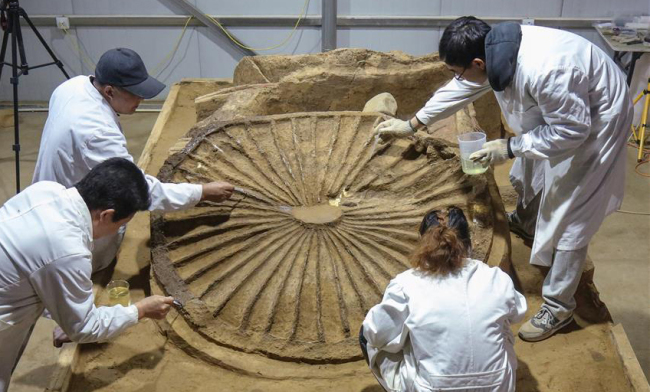 Archaeologists unveil the details of a deluxe carriage unearthed in a cemetery dating back to the Eastern Zhou Dynasty in Hebei Province. [Photo: Xinhua]