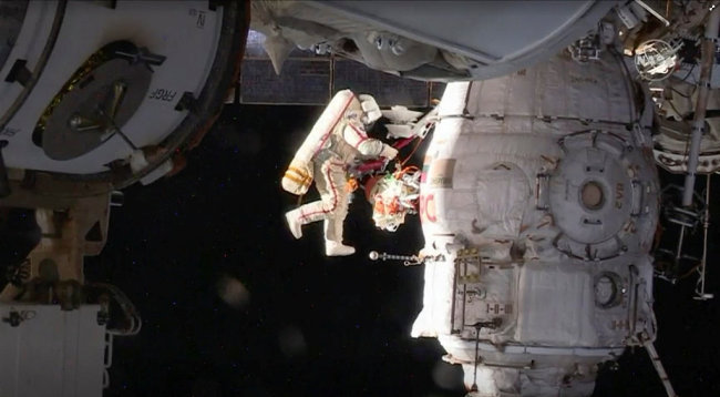 Russian cosmonaut Oleg Kononenko conducts a spacewalk outside the International Space Station Space (ISS) in this still image captured from NASA video in space, December 11, 2018. [Photo: Courtesy NASA TV/Handout via VCG]