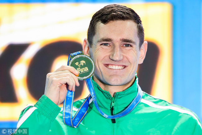 South Africa's gold medalist Cameron Van Der Burgh poses with his medal during the ceremony for the men's 100-meter breaststroke final at the 14th FINA World Swimming Championships at the Hangzhou Olympic Sports Expo on Wednesday, December 12, 2018. [Photo:VCG]