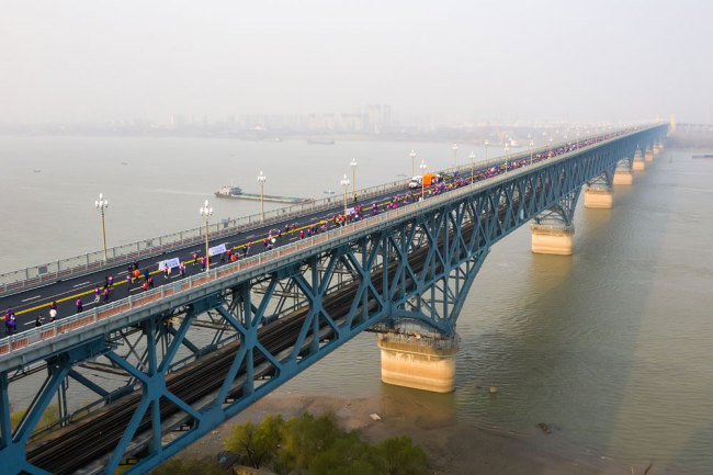 A memorial run to mark the 50th anniversary of the opening of the Nanjing Yangtze River Bridge was held on Sunday, December 16, 2018. [Photo: IC]