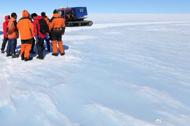 Chinese research members dig into the ice with an ice auger to study a blue ice sheet they discovered in the Antarctic on December 12, 2018. [Photo: Xinhua]