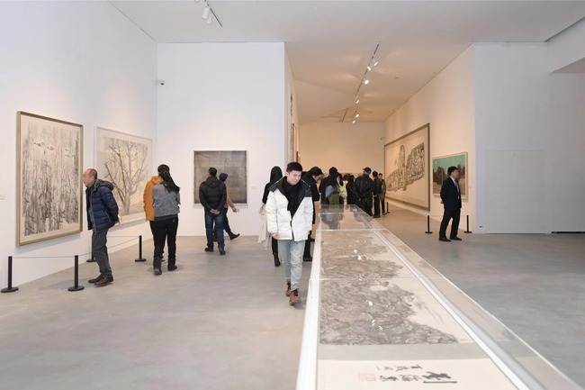 Visitors appreciate the "New Ink Art in China 1978-2018" exhibition in Beijing. The exhibition will run until Feb 23, 2019. [Photo provided to China Plus]