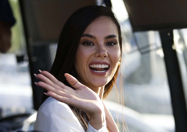 Miss Universe 2018 Catriona Gray from the Philippines waves as she arrives for a visit in Manila, Philippines on Wednesday, Dec. 19, 2018. [Photo: AP]