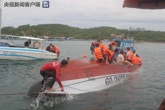 A canoe carrying 22 people including 21 Chinese citizens capsized in Nha Trang Bay, Vietnam on Wednesday, December 26, 2018. [Photo: CCTV]