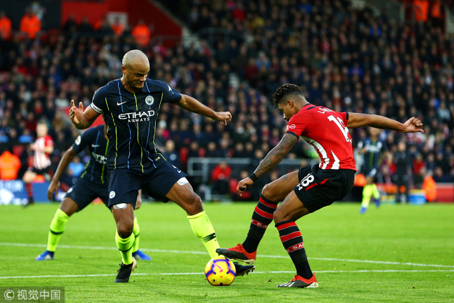 Mario Lemina of Southampton FC (right) takes on Man Citys Vincent Kompany (left) during the Premier League match between Southampton FC and Manchester City at St Mary's Stadium on December 30, 2018 in Southampton, United Kingdom. [Photo: VCG]