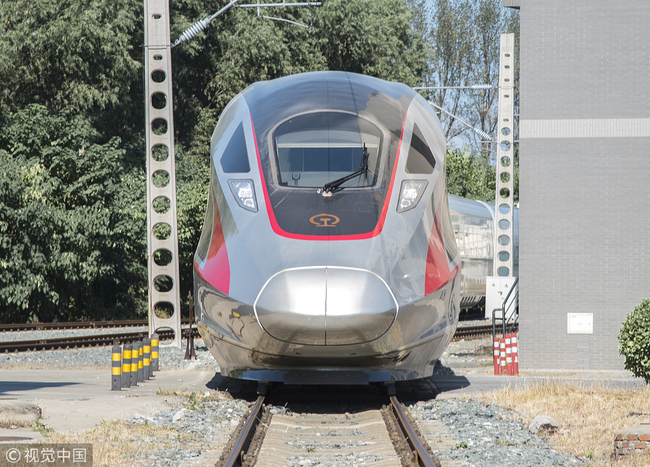 A 17-carriage CR400AF-B Fuxing bullet train, seen here on October 1, 2018 in Beijing. [File Photo: VCG]