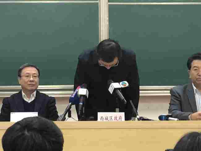 Beijing's Xicheng District head Wang Shaofeng apologizes to the students and their parents for school attack in central Beijing's Xicheng District, January 8, 2019. [Photo:CGTN]