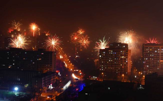 Fireworks illuminate the skyline to celebrate the Spring Festival in Beijing. [File photo: IC]